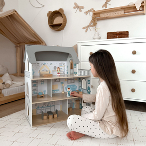 Fehér fából készült babaház terasszal és kiegészítőkkel