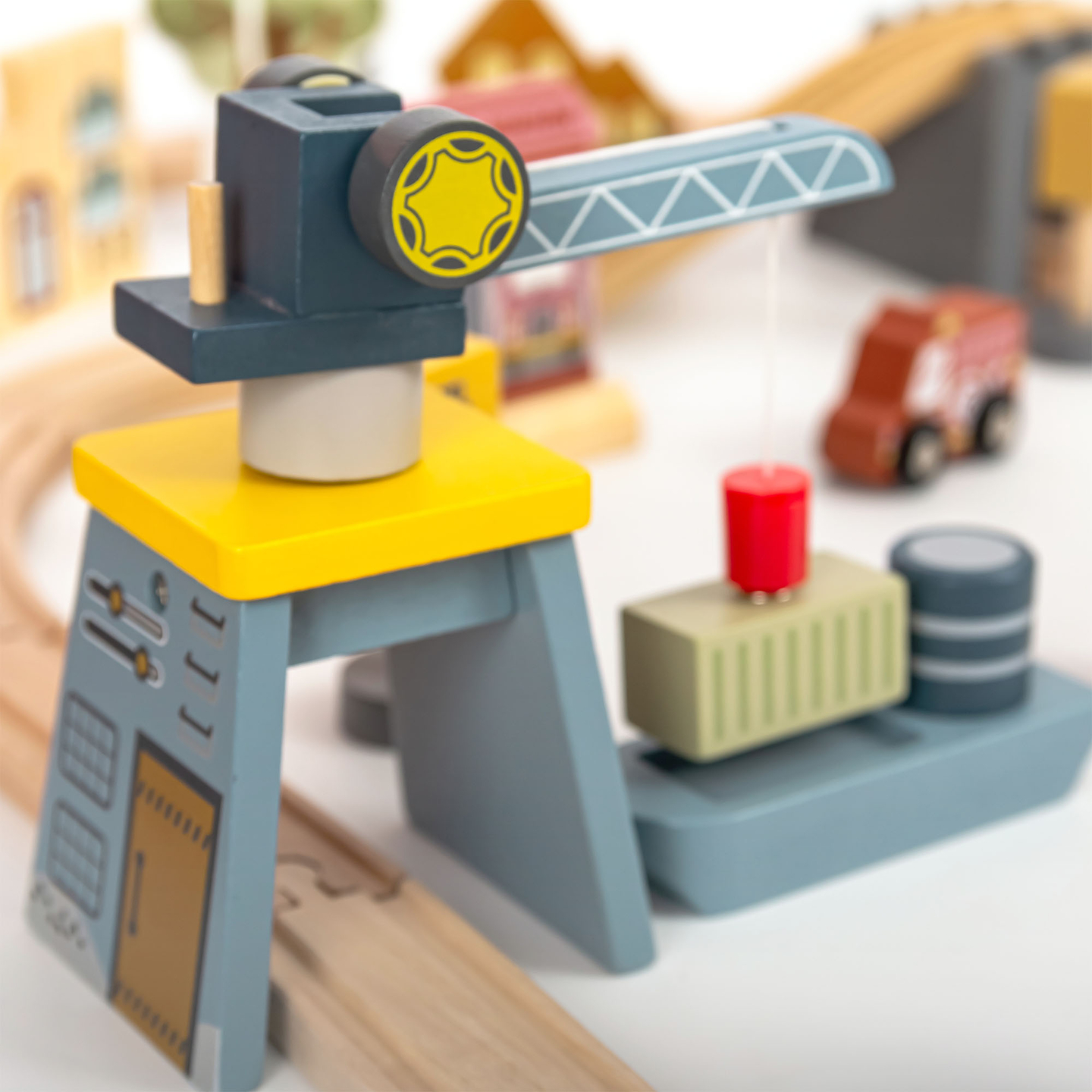 Fából készült városi vasút elektromos vonattal - mozgó daru, hajó, hidak