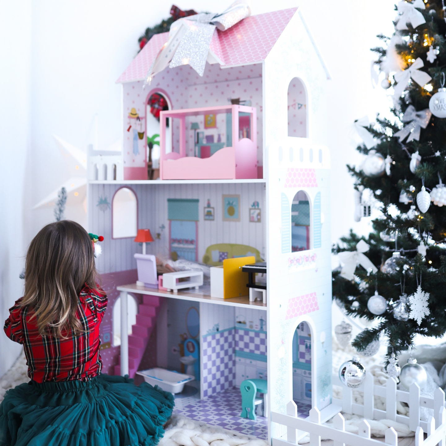 XXL Legnagyobb fából készült babaház - 123 cm - LED világítással - terasz, kiegészítők, kert