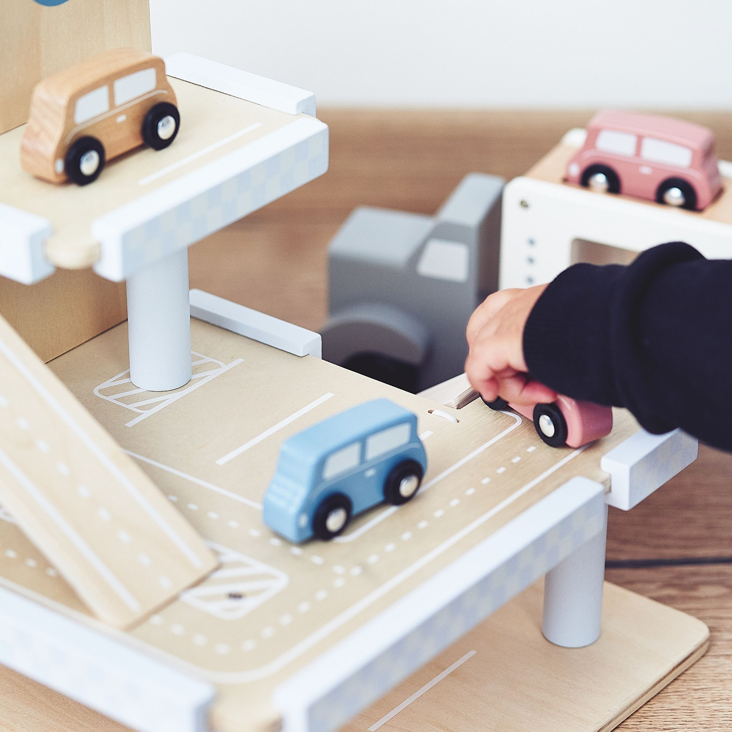 Háromszintes, fából készült parkoló lifttel - garázs autókkal és helikopterrel