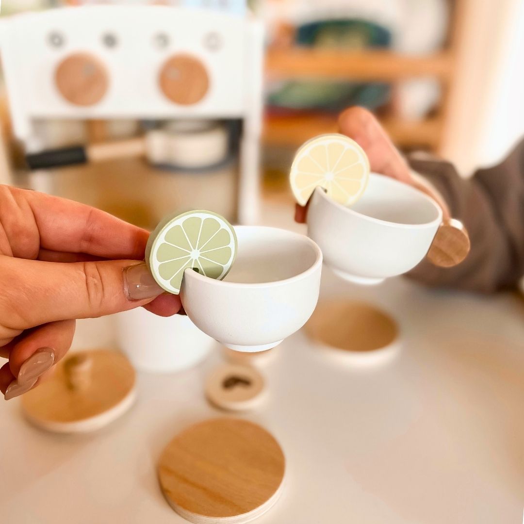 Fából készült kávé- és teafőző tartozékokkal - kávézó