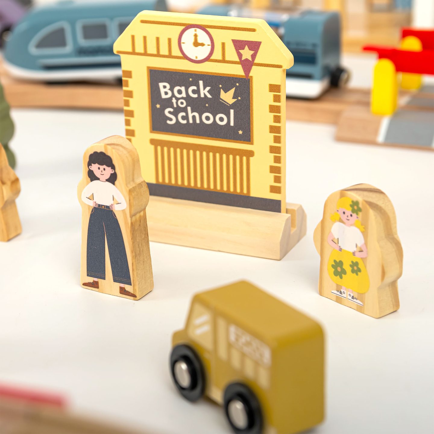 Fából készült városi vasút elektromos vonattal - mozgó daru, hajó, hidak