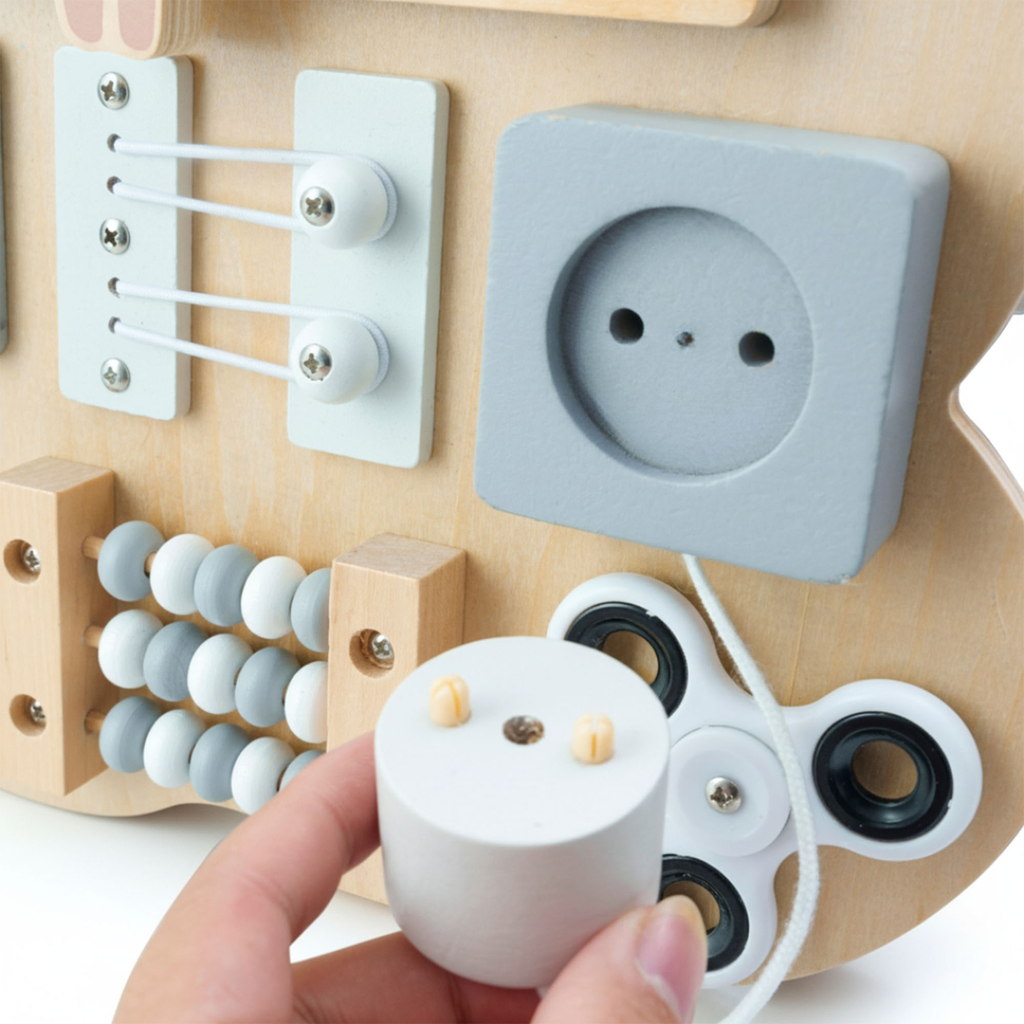 Montessori fa plüssmackó manipulatív tábla - szenzoros önállóság tanulás: tépőzár, dugó, labirintus, kattintógomb