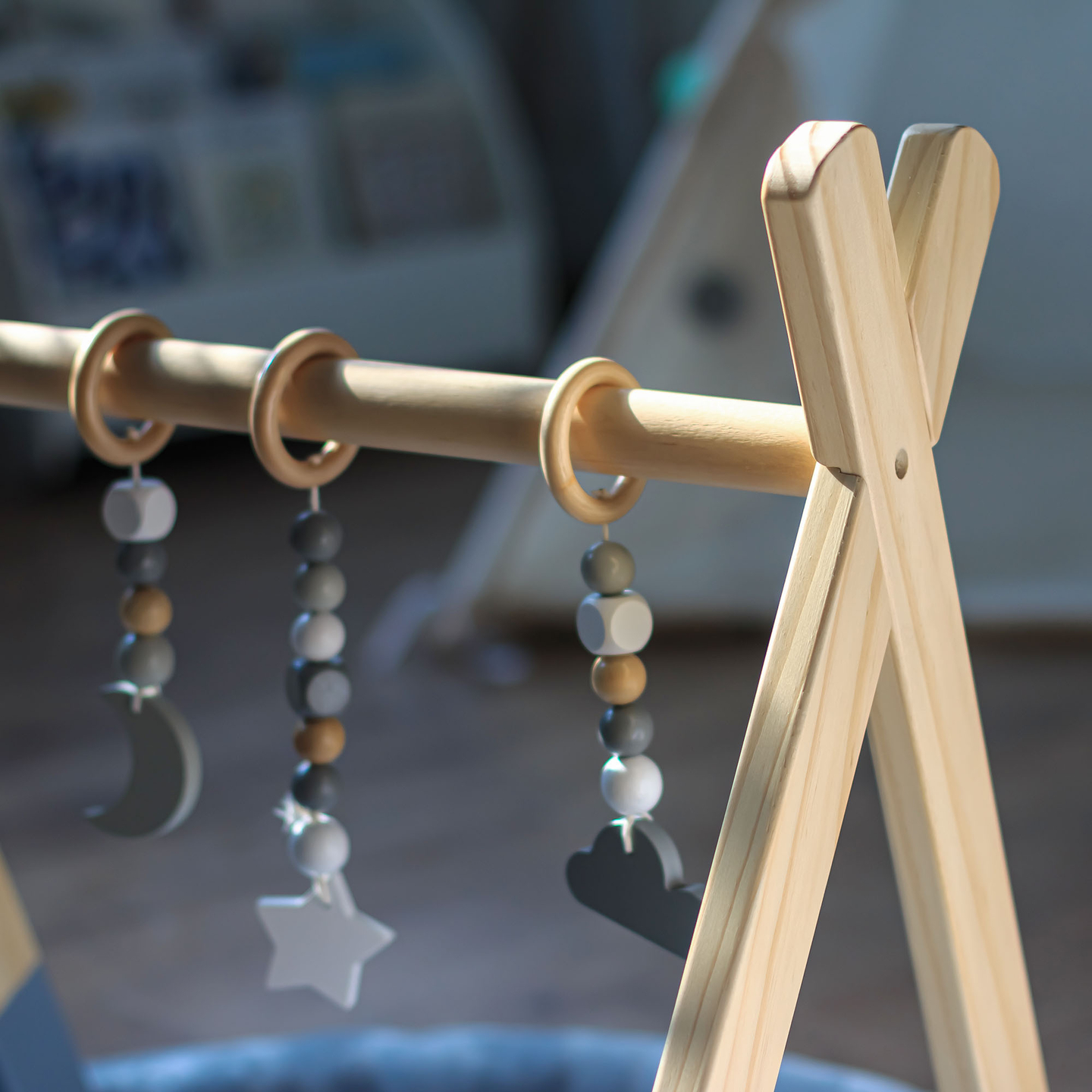 Baby Gym fa oktatóállvány - szürke színben