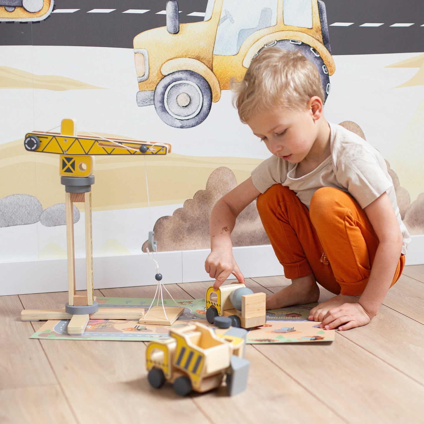 Fából készült építkezés nagy mobil daruval és járművekkel, toronydaruval