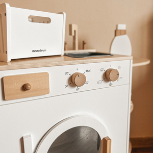 Fából készült mosógép vasalóval, kosárral és mosószerrel