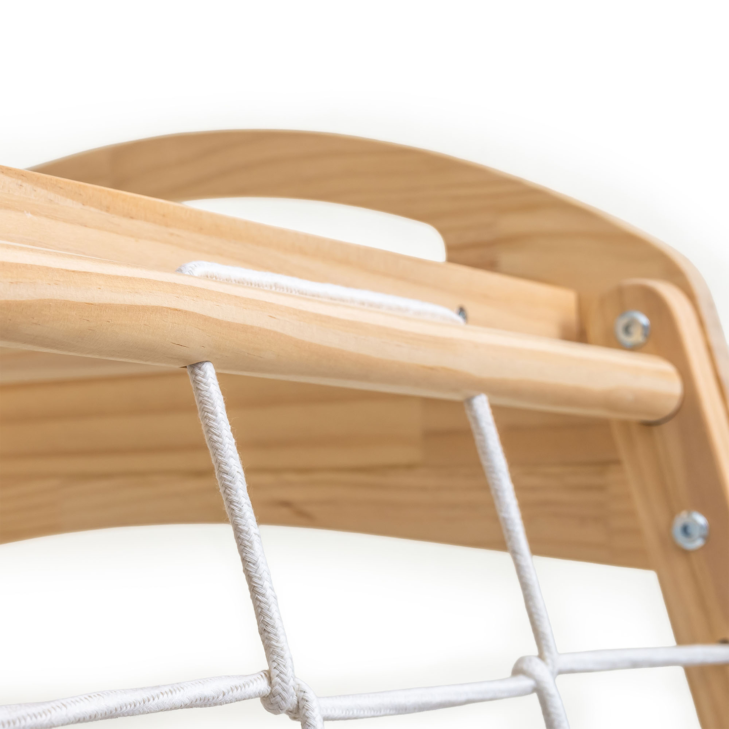 Fedett, fából készült játszótér hintával, tornagyűrűkkel és mászóhálóval