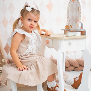 Fából készült öltözőasztal székkel és kiegészítőkkel