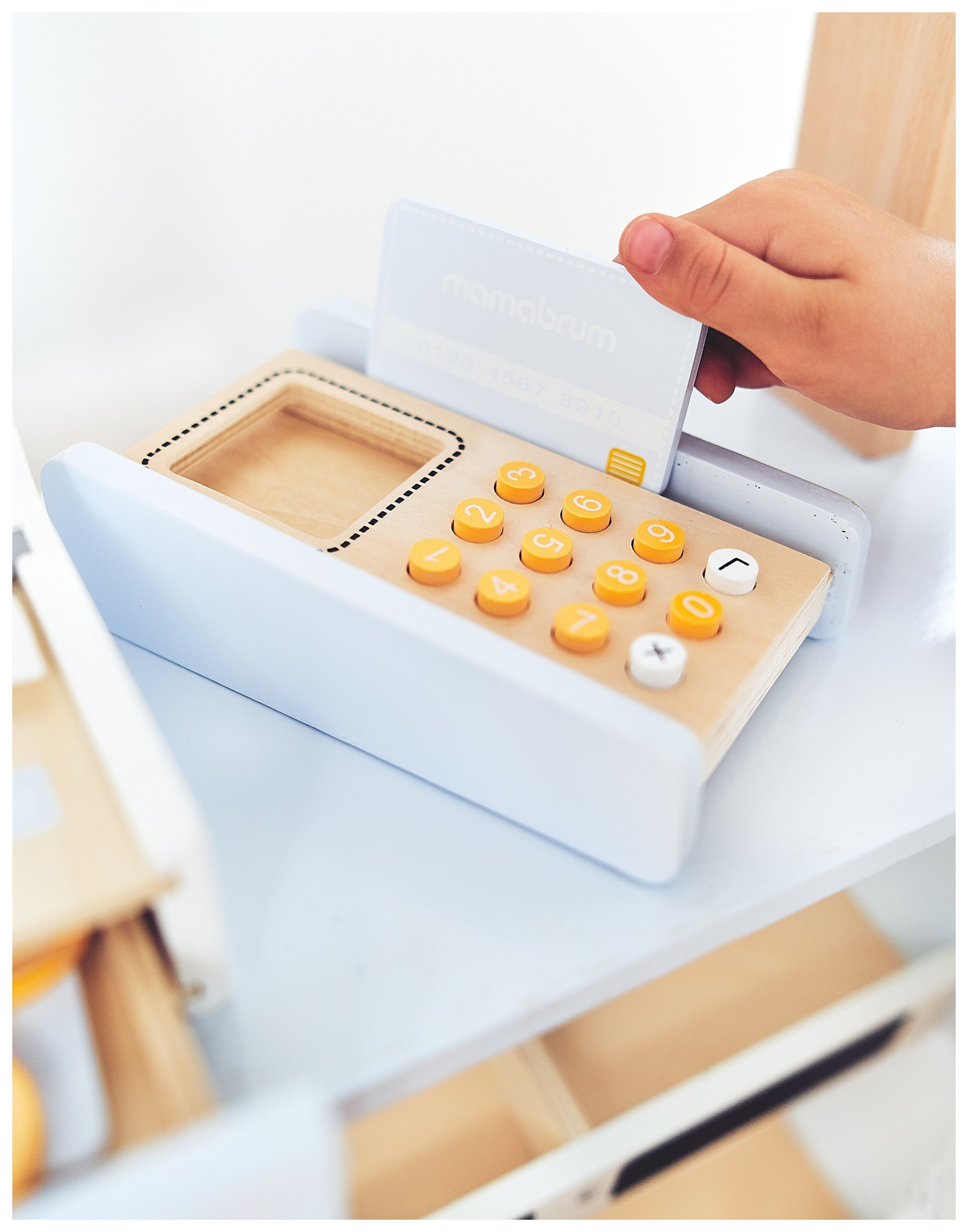 Zöldségbolt - fából készült bódé ládákkal, pénztárgéppel és terminállal