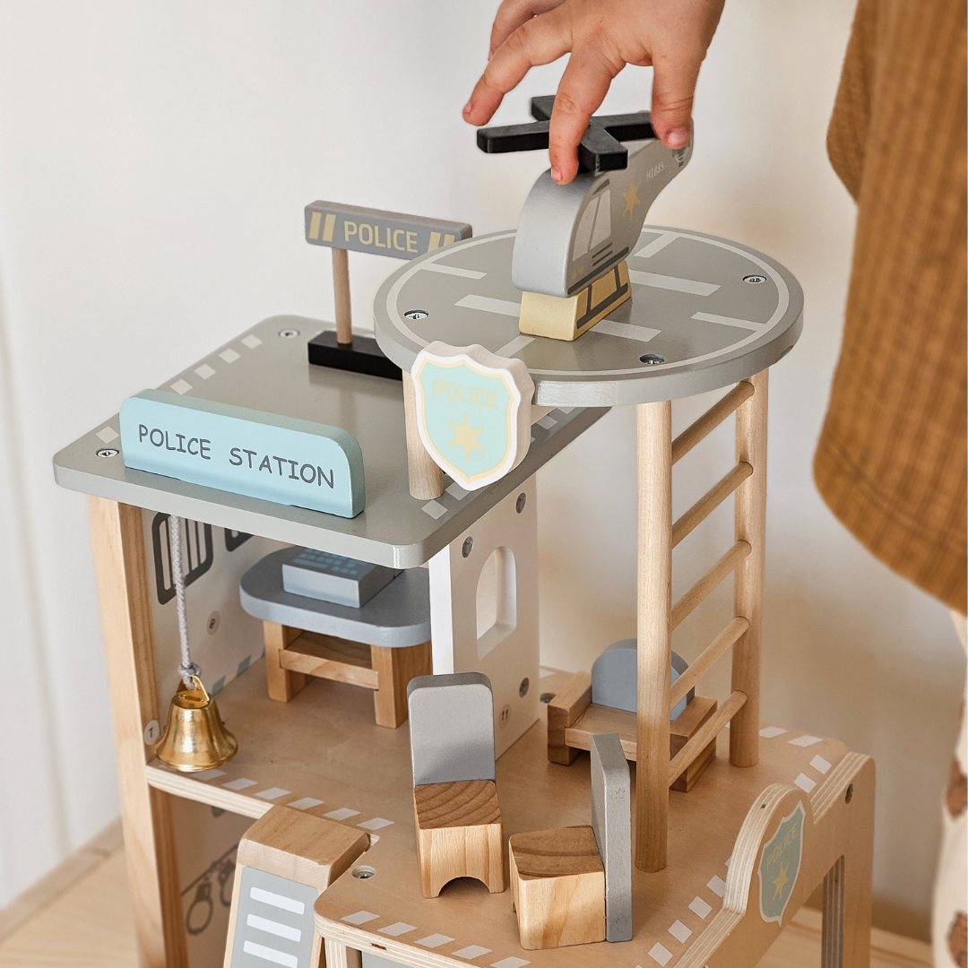 Fából készült rendőrőrs tartozékokkal