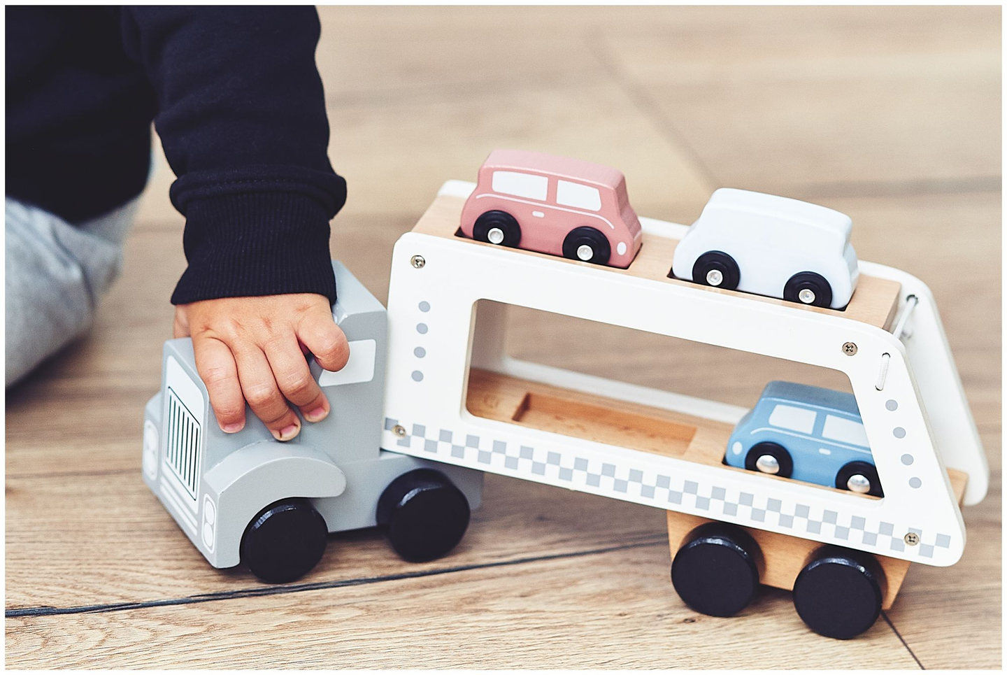 Fából készült teherautó-utánfutó 4 autóval