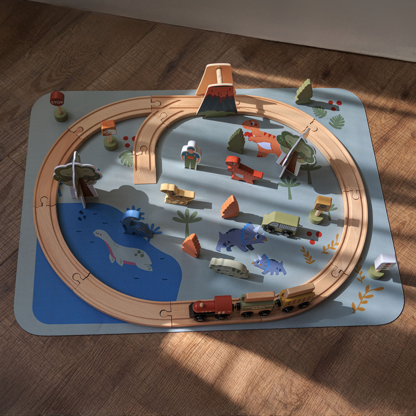 Dino Park fa vonat csúszásgátló szőnyeggel - dinoszauruszok, vonat, sínek, vulkán, harang