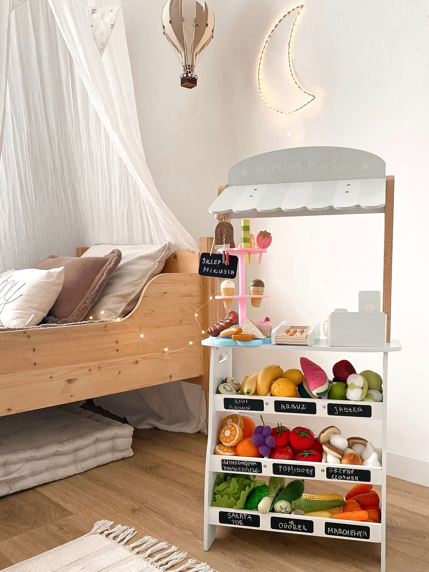 Zöldségbolt - fából készült bódé ládákkal, pénztárgéppel és terminállal