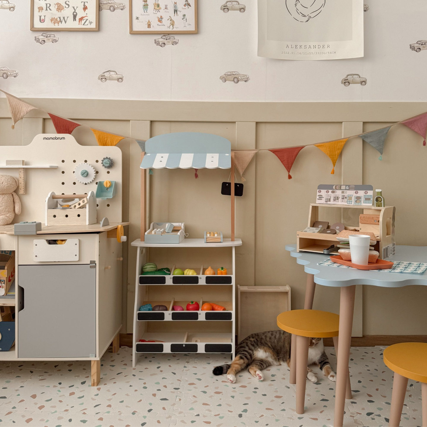 Zöldségbolt - fából készült bódé ládákkal, pénztárgéppel és terminállal