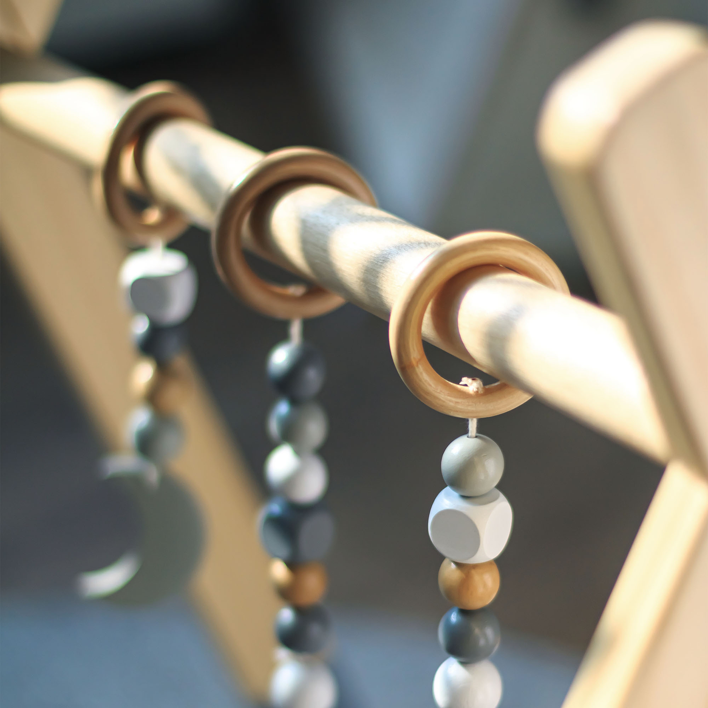 Baby Gym fa oktatóállvány - szürke színben