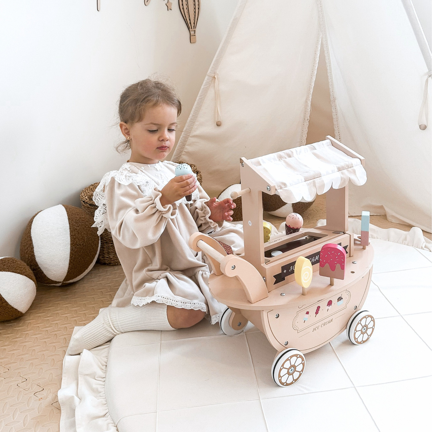 Fából készült fagylaltozó gyerekeknek - kerekes kocsi tartozékokkal