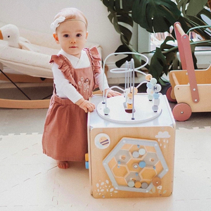 Nagy fából készült aktivitási kocka hurokkal - Montessori