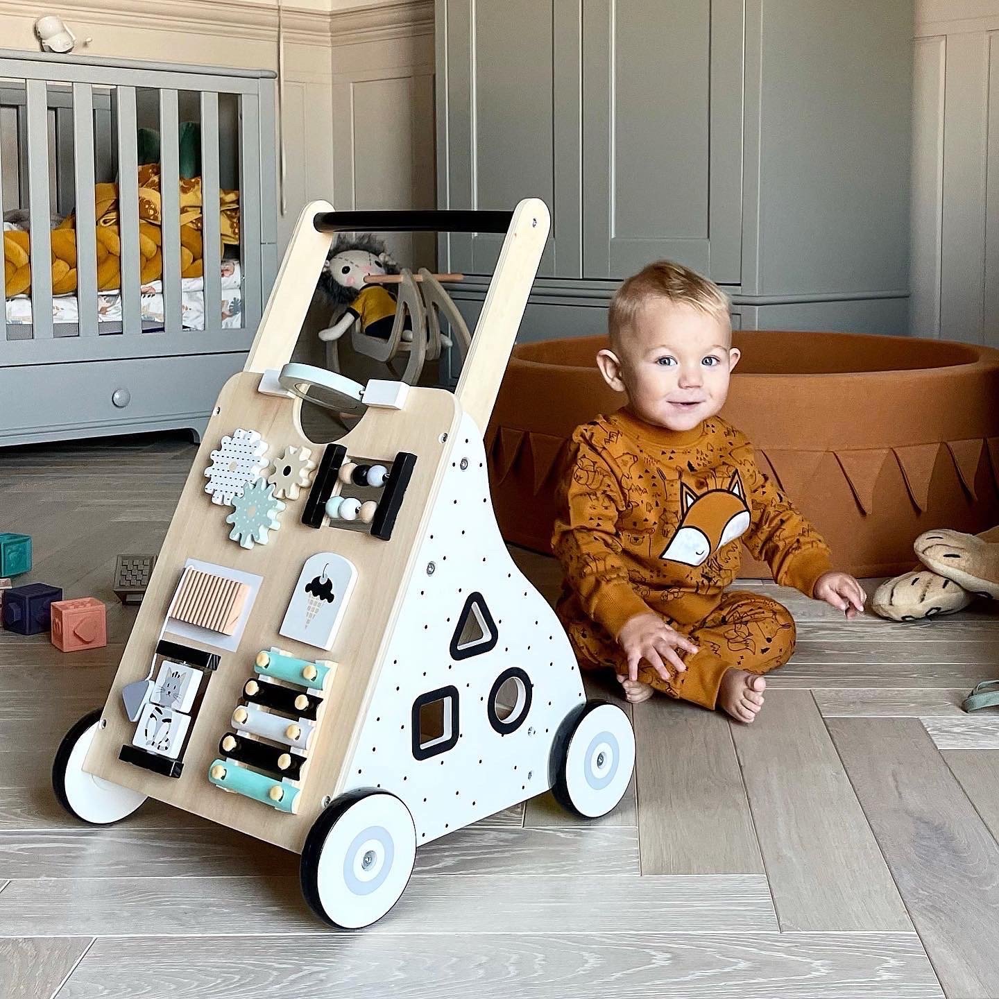 Fából készült, oktató babakocsi / babakocsi - manipulatív tábla