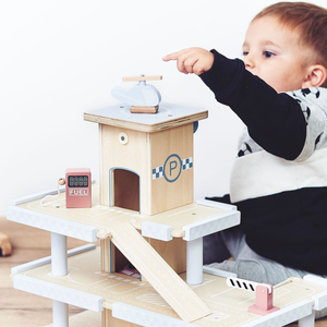 Háromszintes, fából készült parkoló lifttel - garázs autókkal és helikopterrel