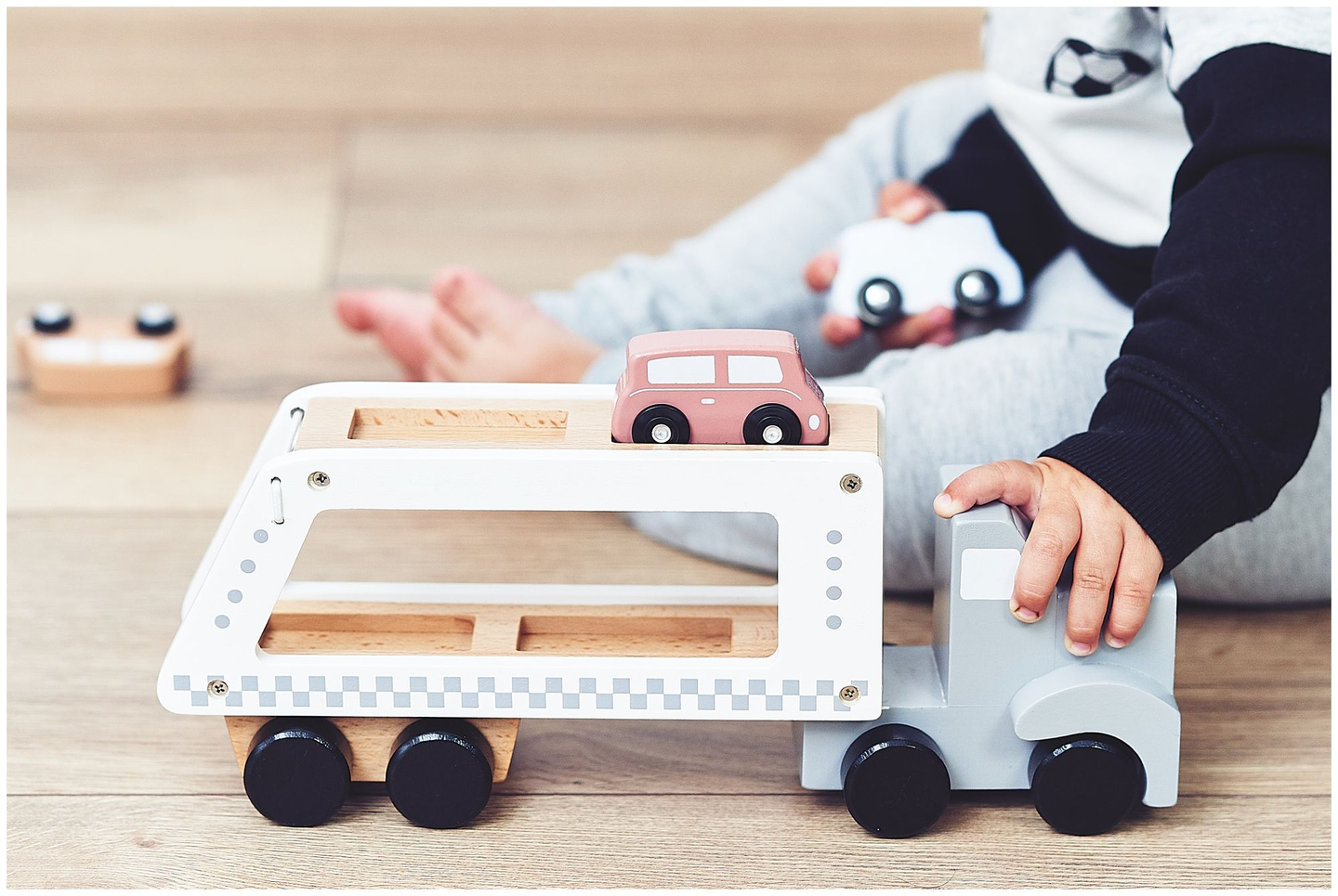 Fából készült teherautó-utánfutó 4 autóval