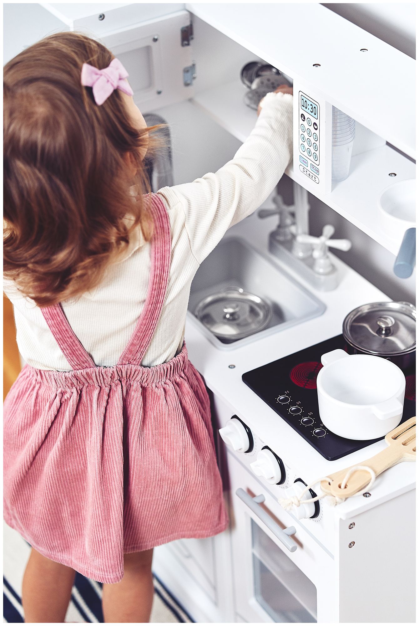 Nagy fa fehér konyhai kiegészítők és kötény