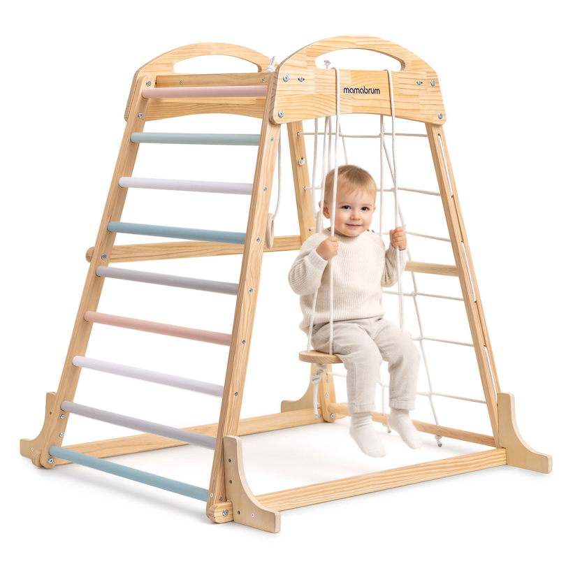 Fedett, fából készült játszótér hintával, tornagyűrűkkel és mászóhálóval