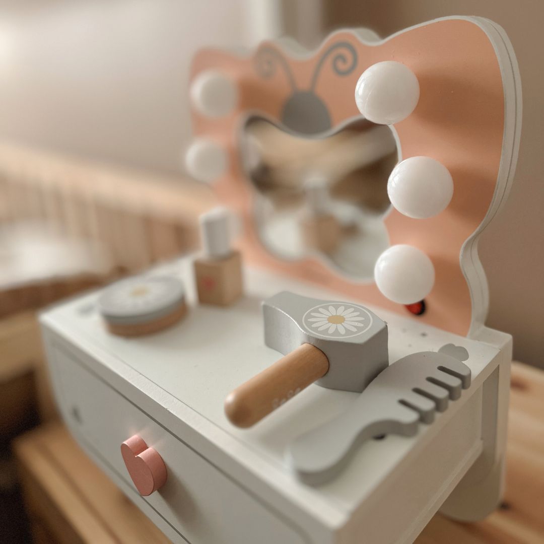 Fából készült mini fésülködőasztal LED világítással - Butterfly