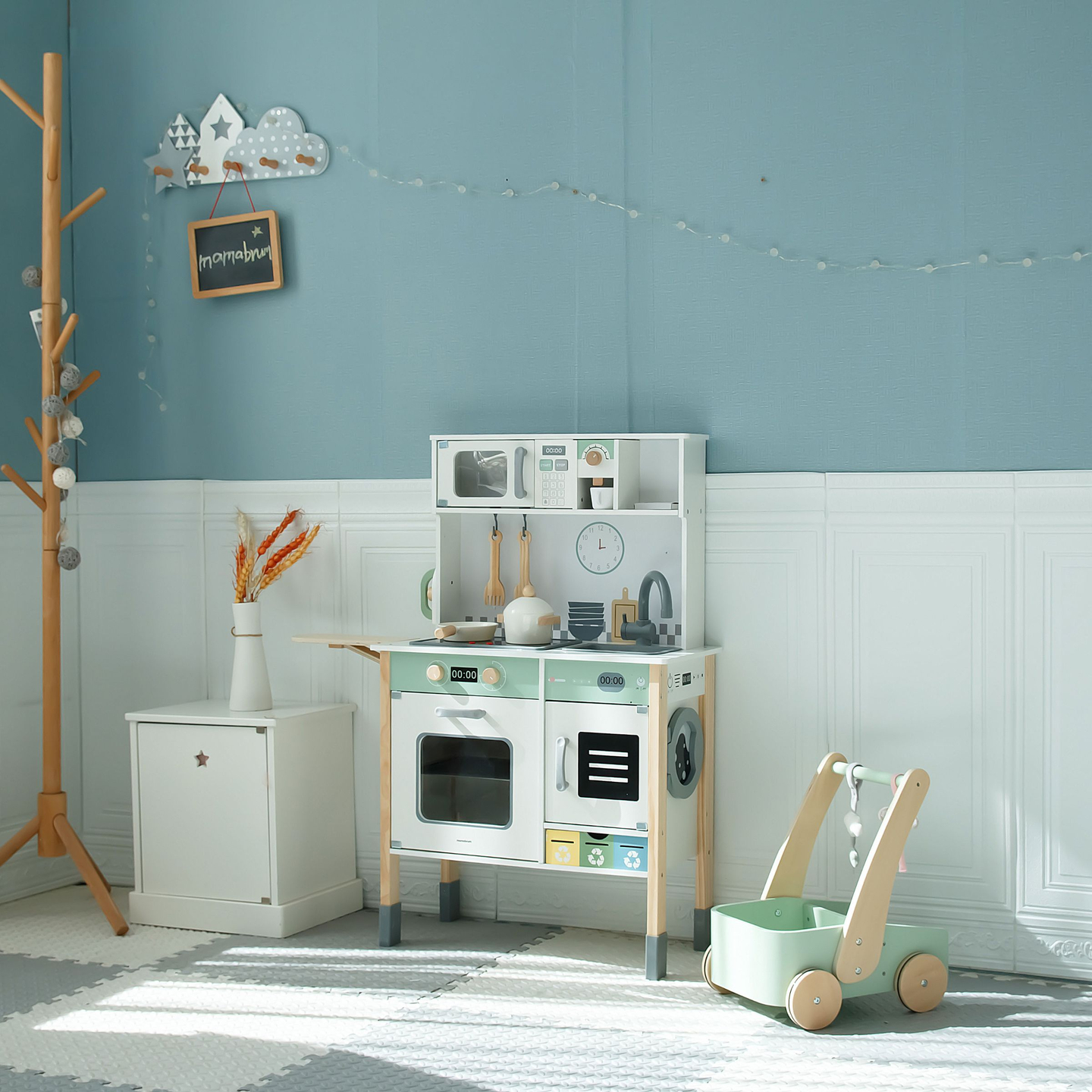 Interaktív konyha mosógéppel, mosogatógéppel és krétatáblával