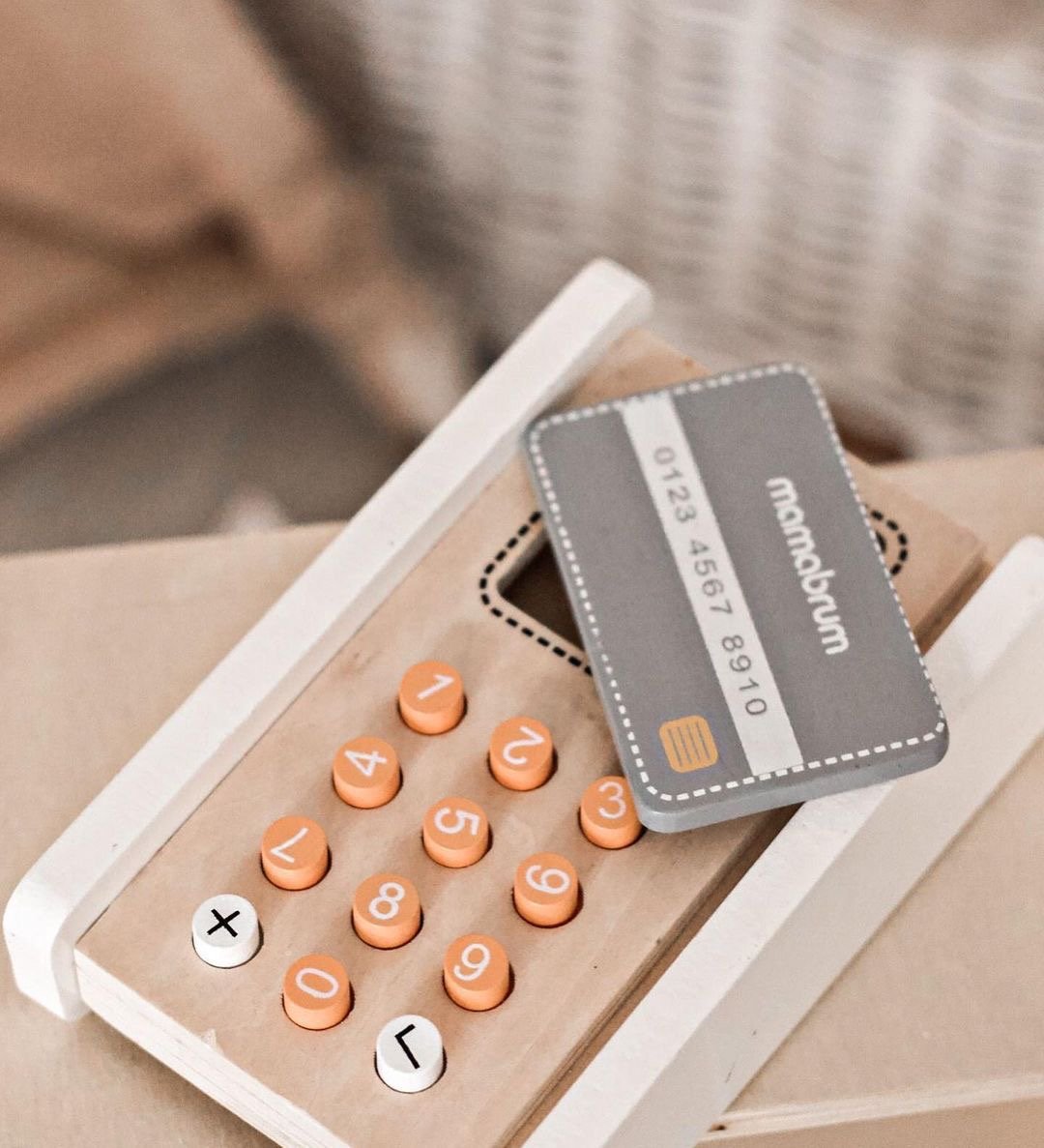 Mini market - bolt mérleggel, terminállal, fizetési kártyával és gyümölcsökkel