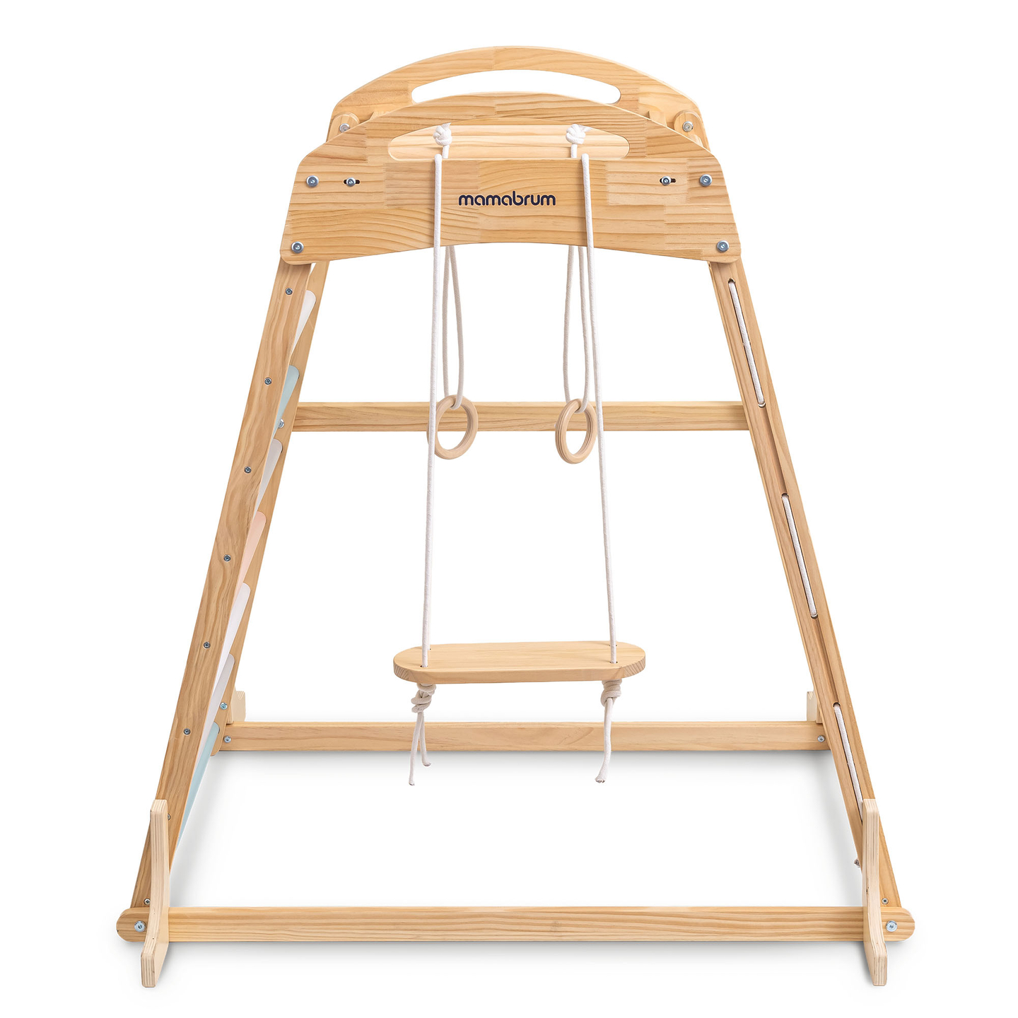 Fedett, fából készült játszótér hintával, tornagyűrűkkel és mászóhálóval