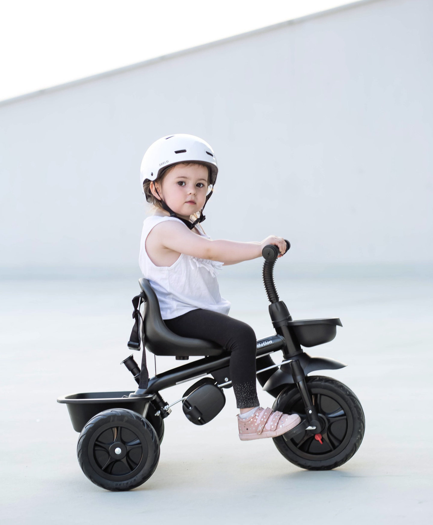 HyperMotion TOBI VECTOR háromkerekű - örökké tartó felfújható kerekek + tolórúd. Szín: fekete.