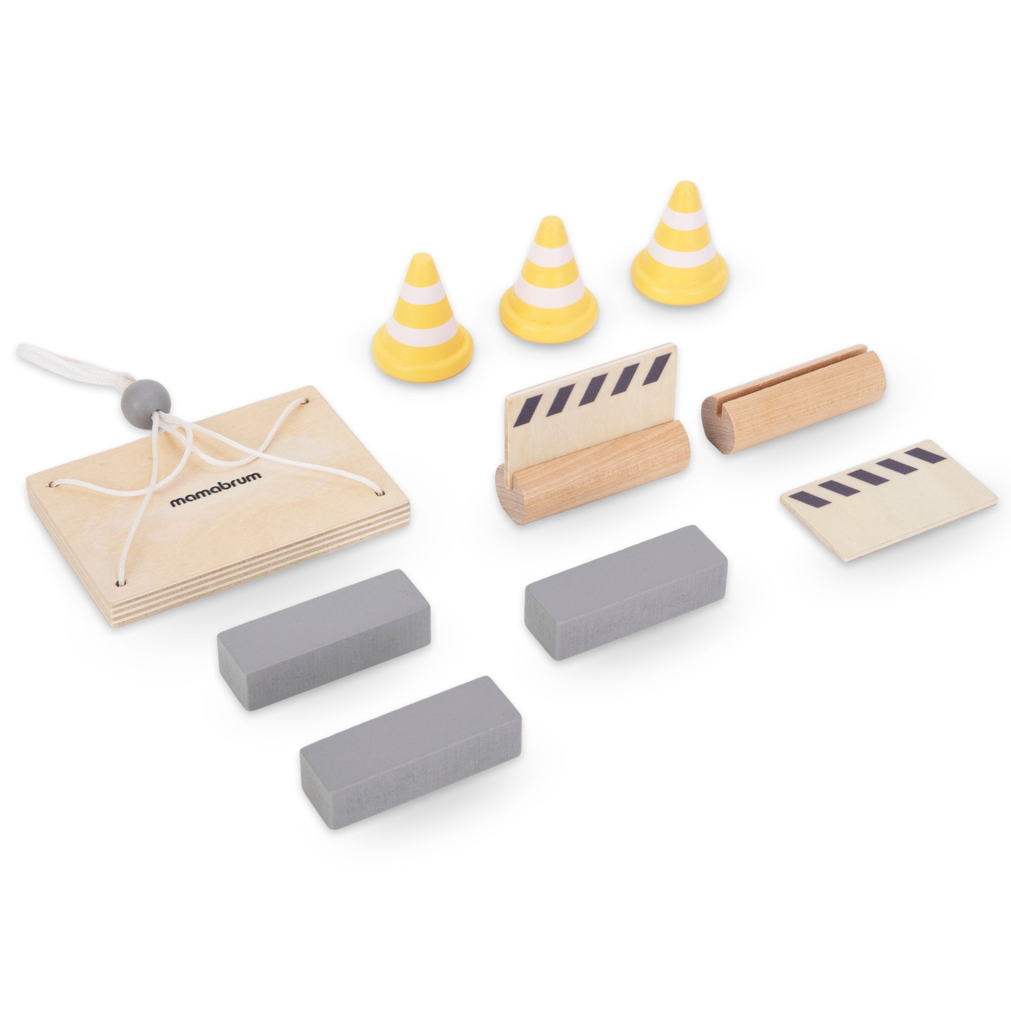 Fából készült építkezés nagy mobil daruval és járművekkel, toronydaruval