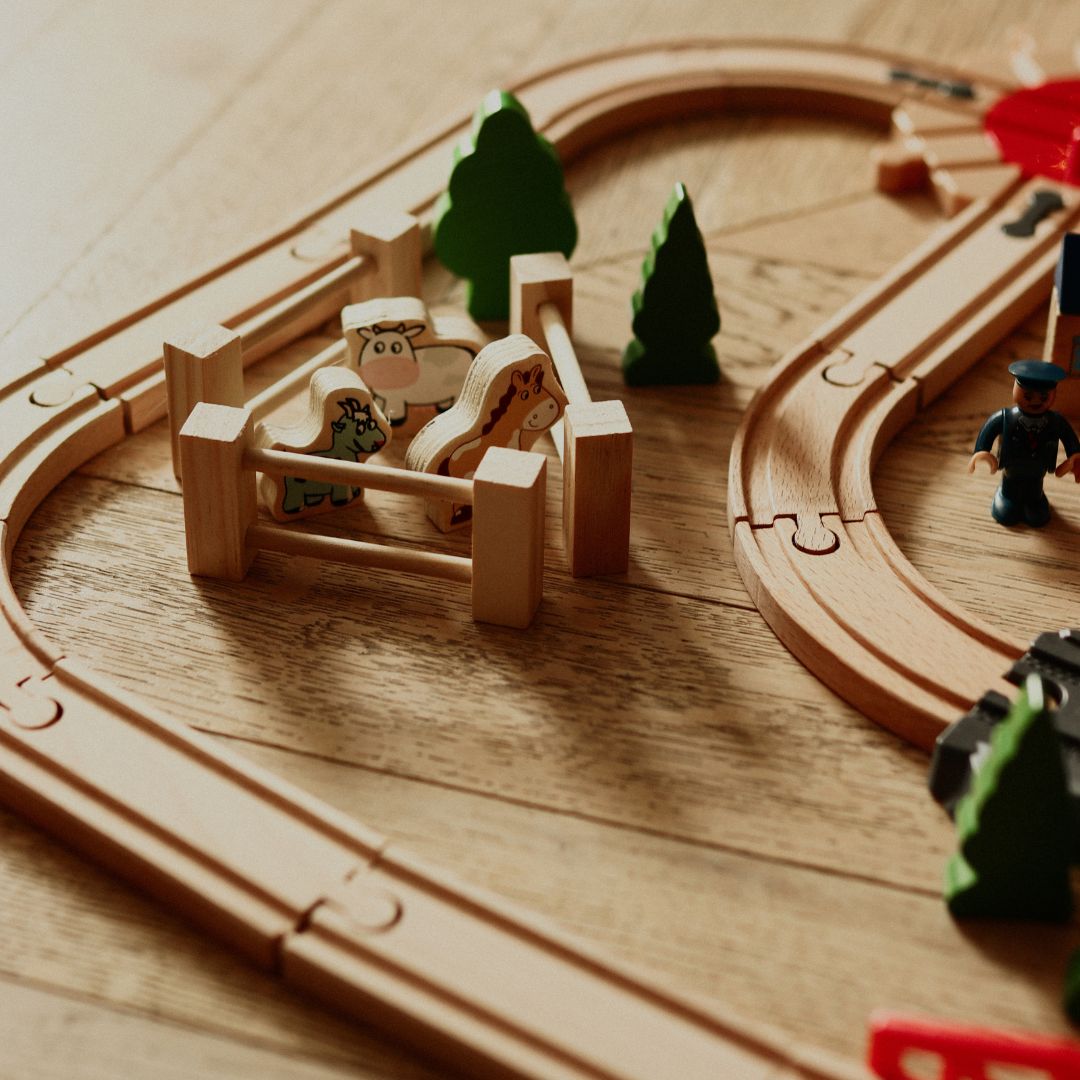 Favasút, akkumulátoros vonat - Város: sínek, autók, híd, repülőtér