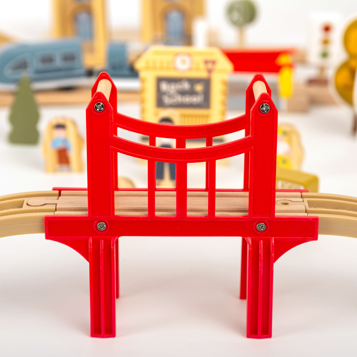 Fából készült városi vasút elektromos vonattal - mozgó daru, hajó, hidak