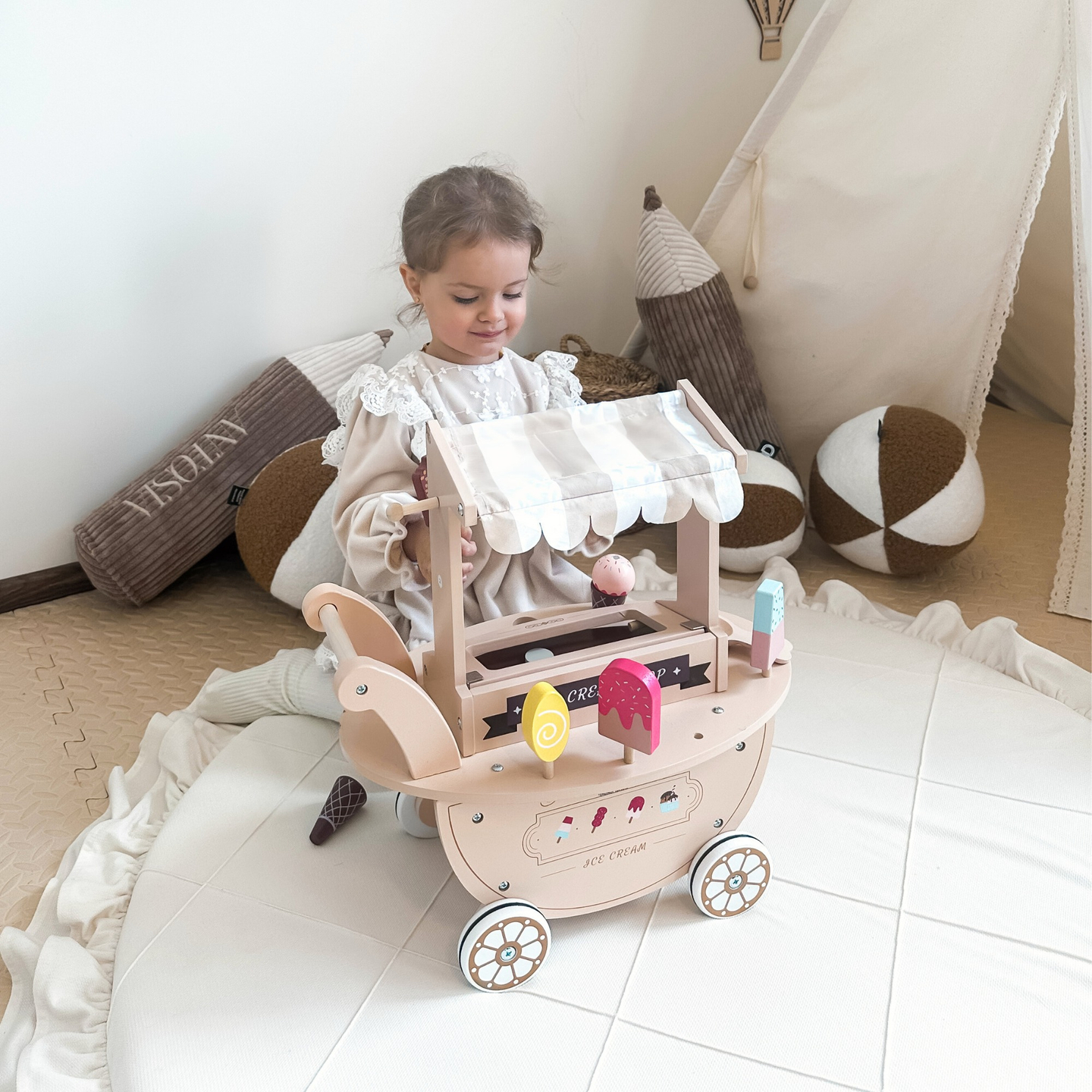 Fából készült fagylaltozó gyerekeknek - kerekes kocsi tartozékokkal