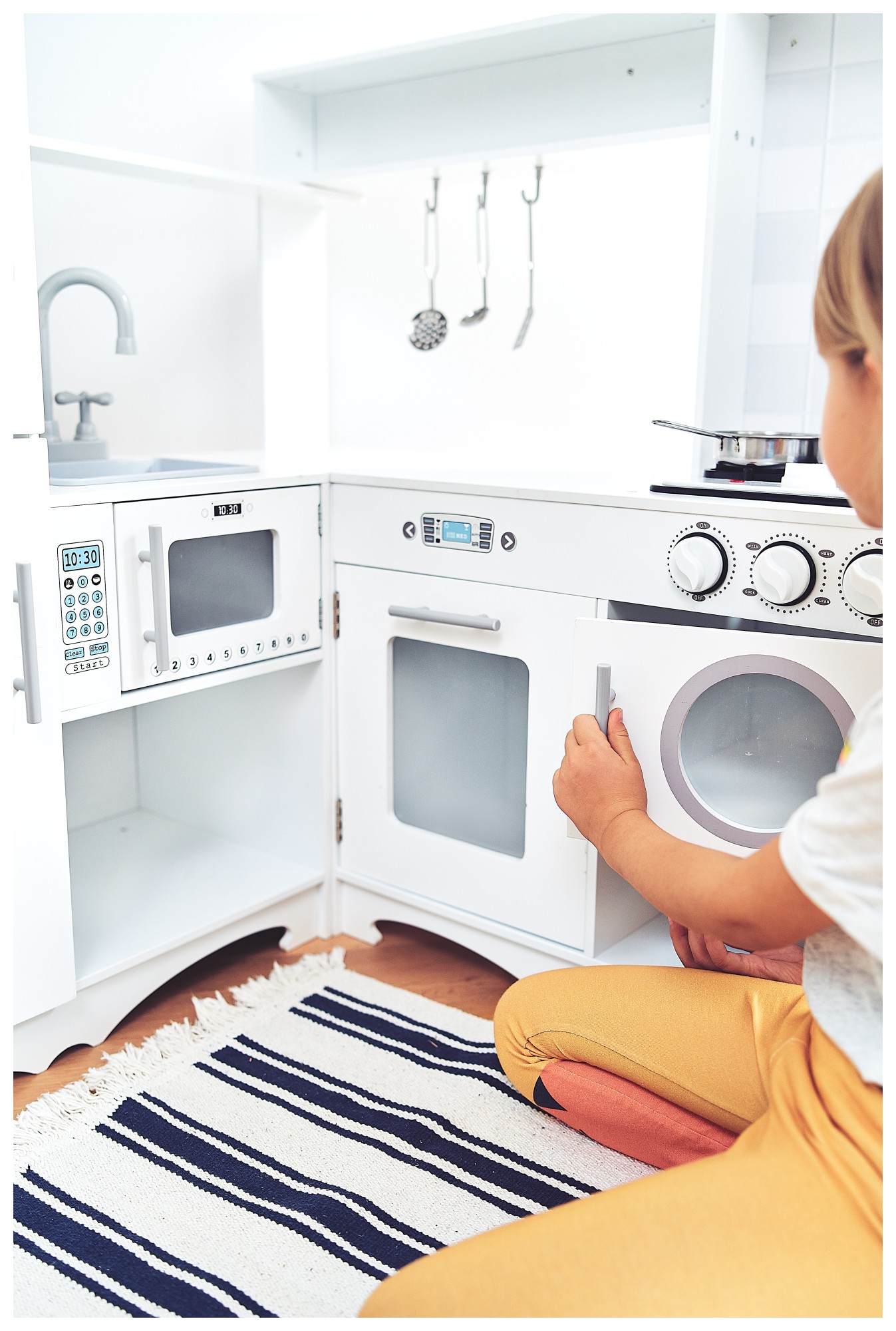 XXXL sarok fából készült konyha hűtőszekrénnyel, sütővel, mosógéppel, köténnyel és kiegészítőkkel