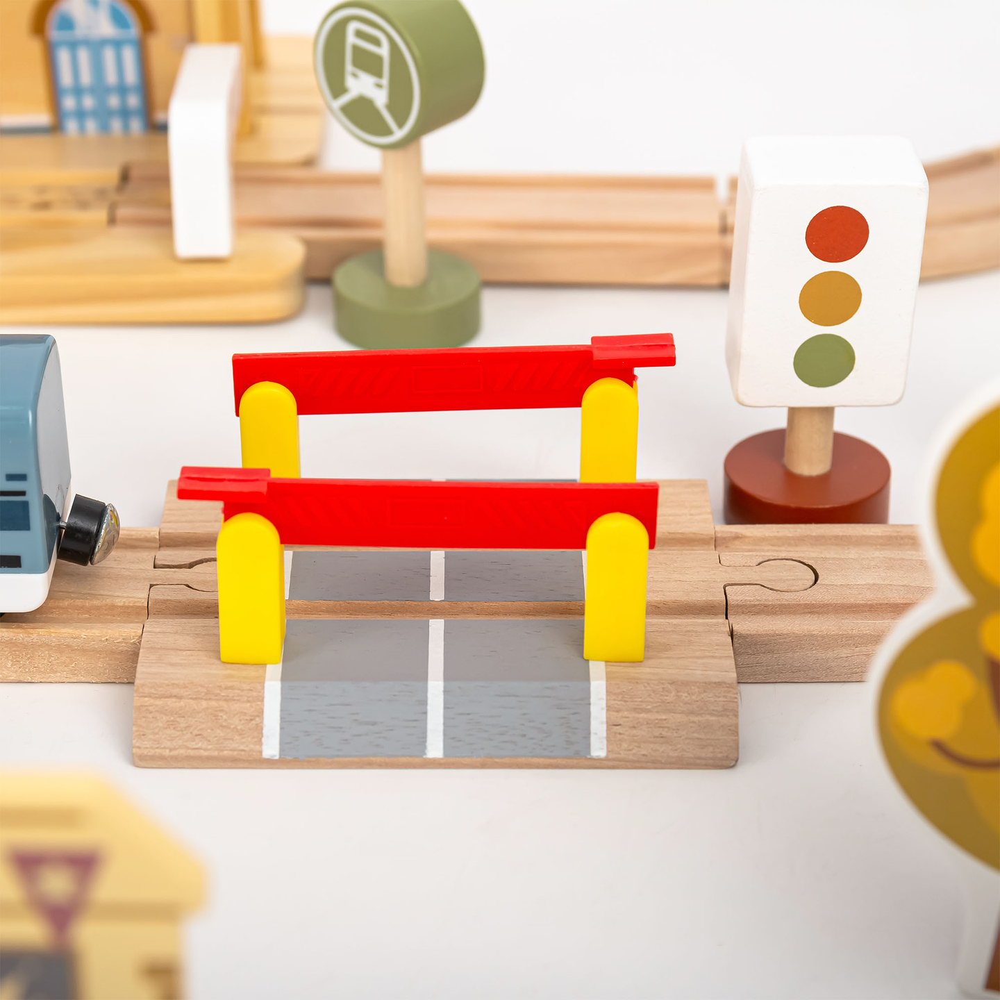 Fából készült városi vasút elektromos vonattal - mozgó daru, hajó, hidak