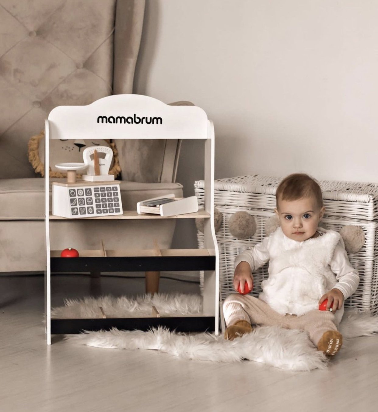 Mini market - bolt mérleggel, terminállal, fizetési kártyával és gyümölcsökkel