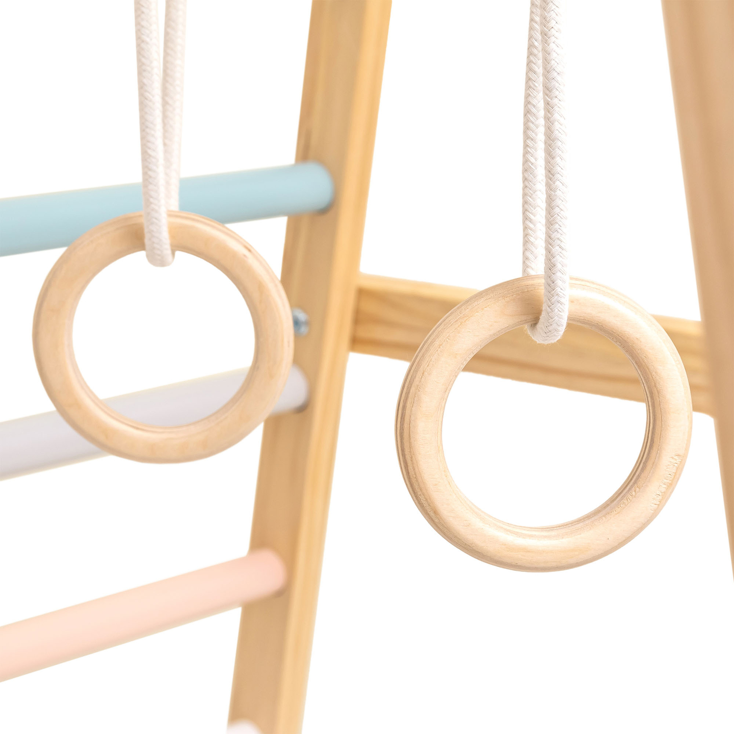 Fedett, fából készült játszótér hintával, tornagyűrűkkel és mászóhálóval