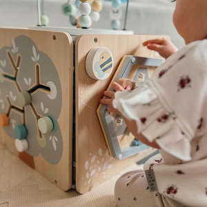 Nagy fából készült aktivitási kocka hurokkal - Montessori