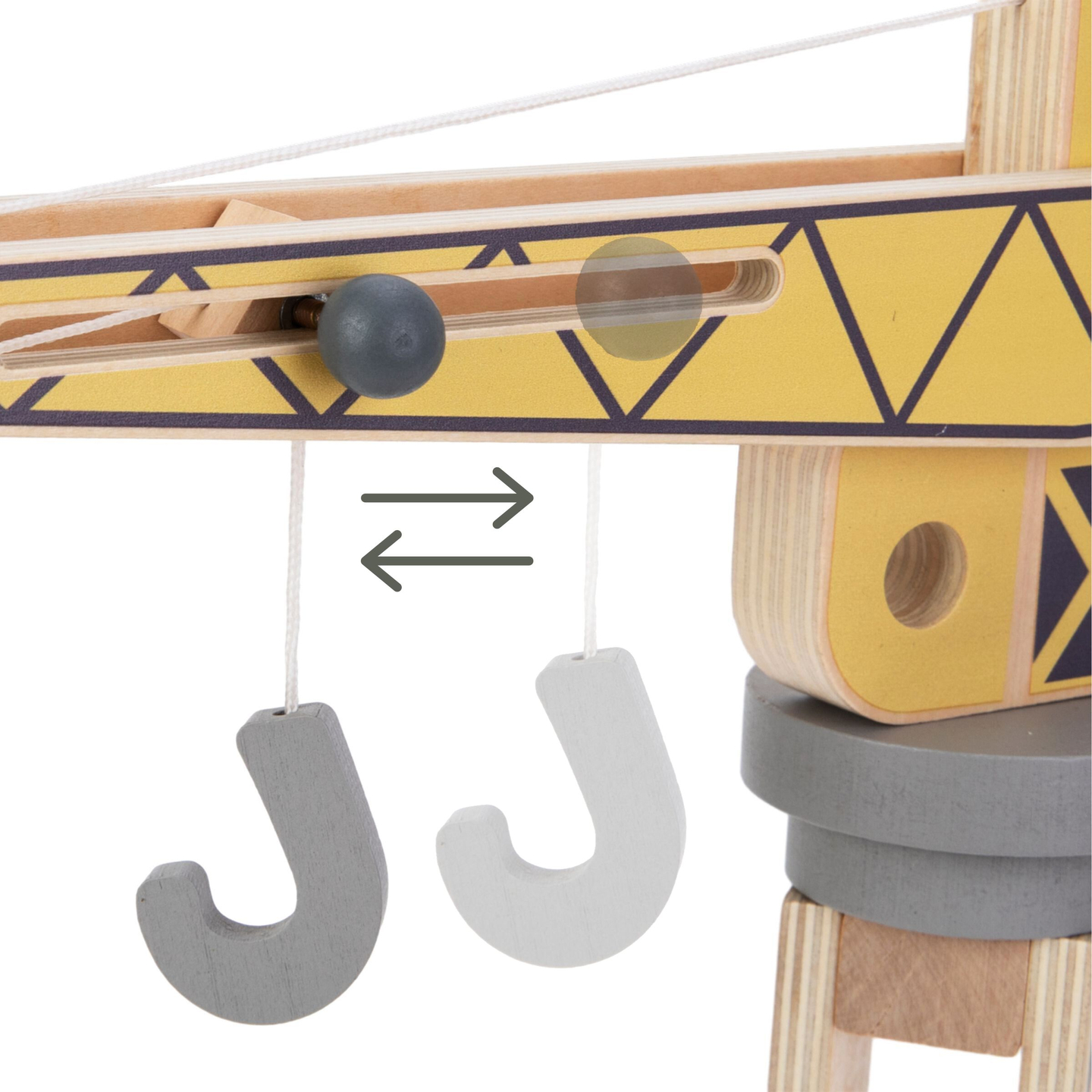 Fából készült építkezés nagy mobil daruval és járművekkel, toronydaruval