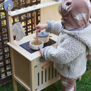 Fából készült kerti konyha kiegészítőkkel - természetes boho