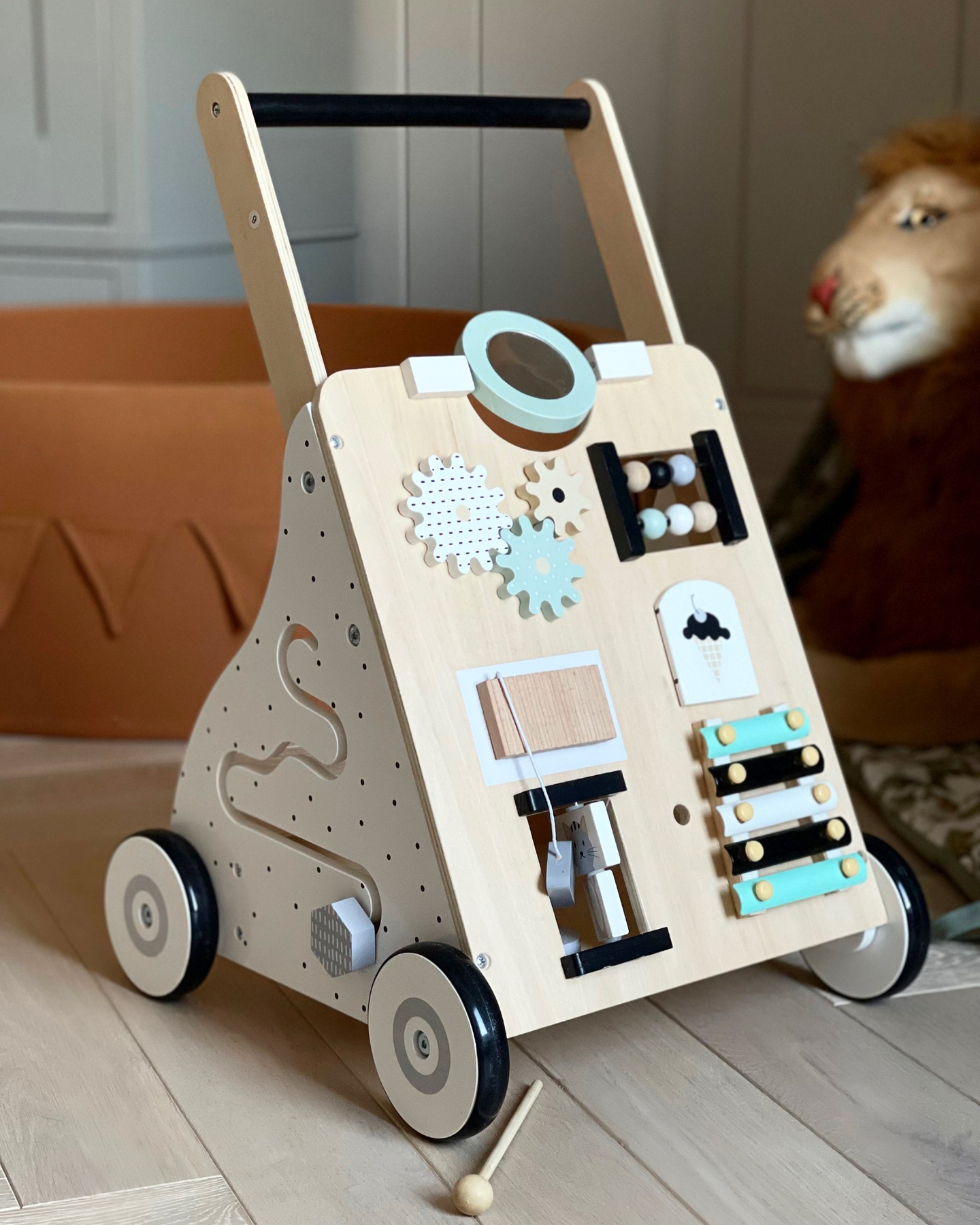 Fából készült, oktató babakocsi / babakocsi - manipulatív tábla