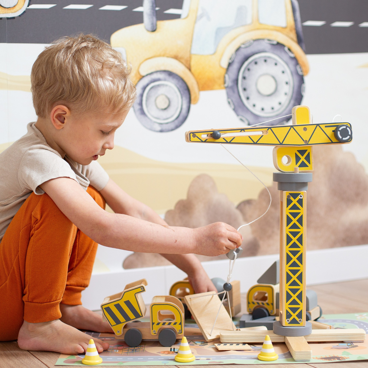 Fából készült építkezés nagy mobil daruval és járművekkel, toronydaruval