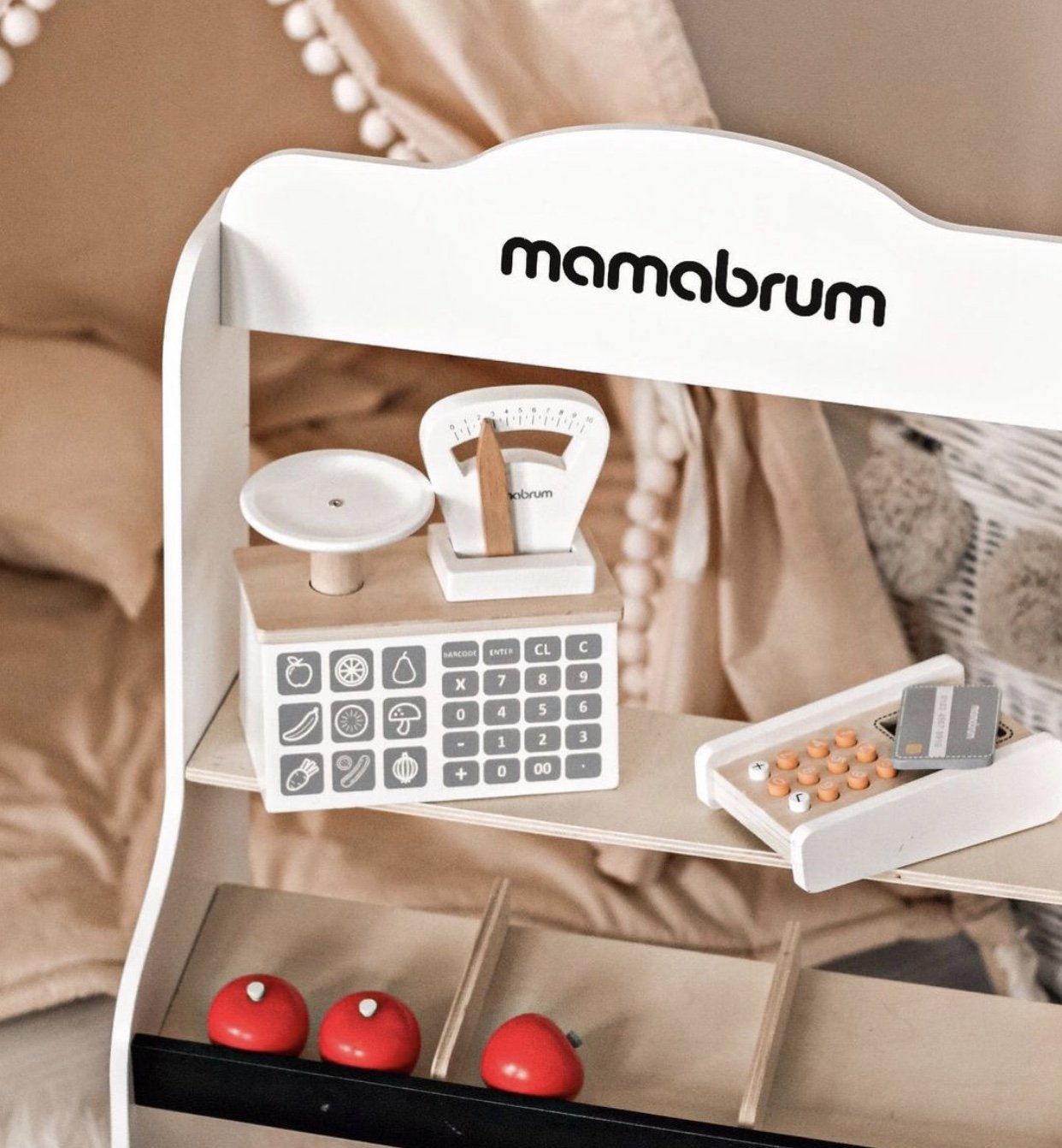 Mini market - bolt mérleggel, terminállal, fizetési kártyával és gyümölcsökkel