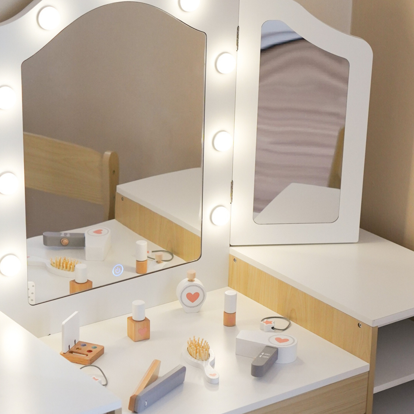 Fából készült gyermek öltözőasztal székkel, kiegészítőkkel és LED világítással