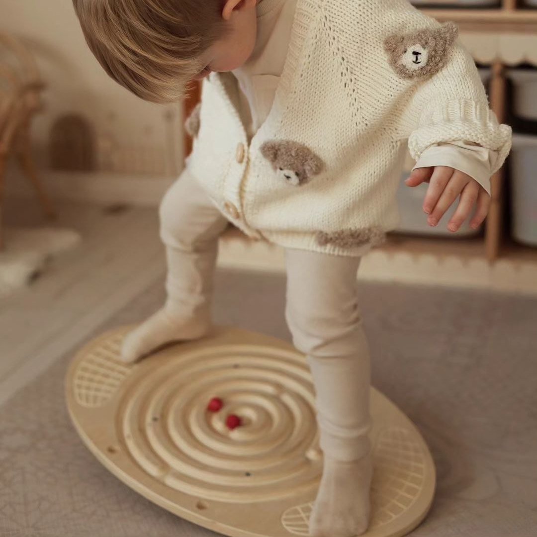 Fából készült egyensúlytábla labirintussal és labdákkal - egyensúlyozó hintaló