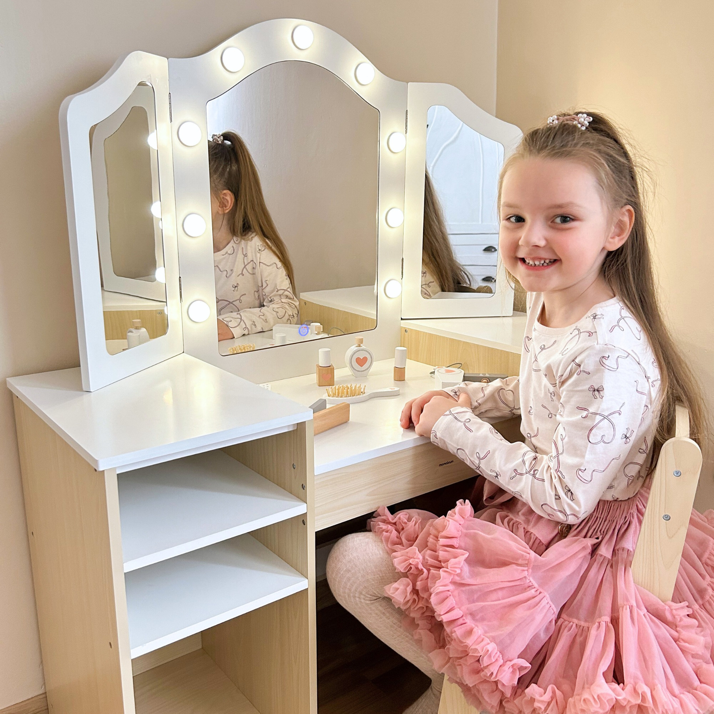 Fából készült gyermek öltözőasztal székkel, kiegészítőkkel és LED világítással