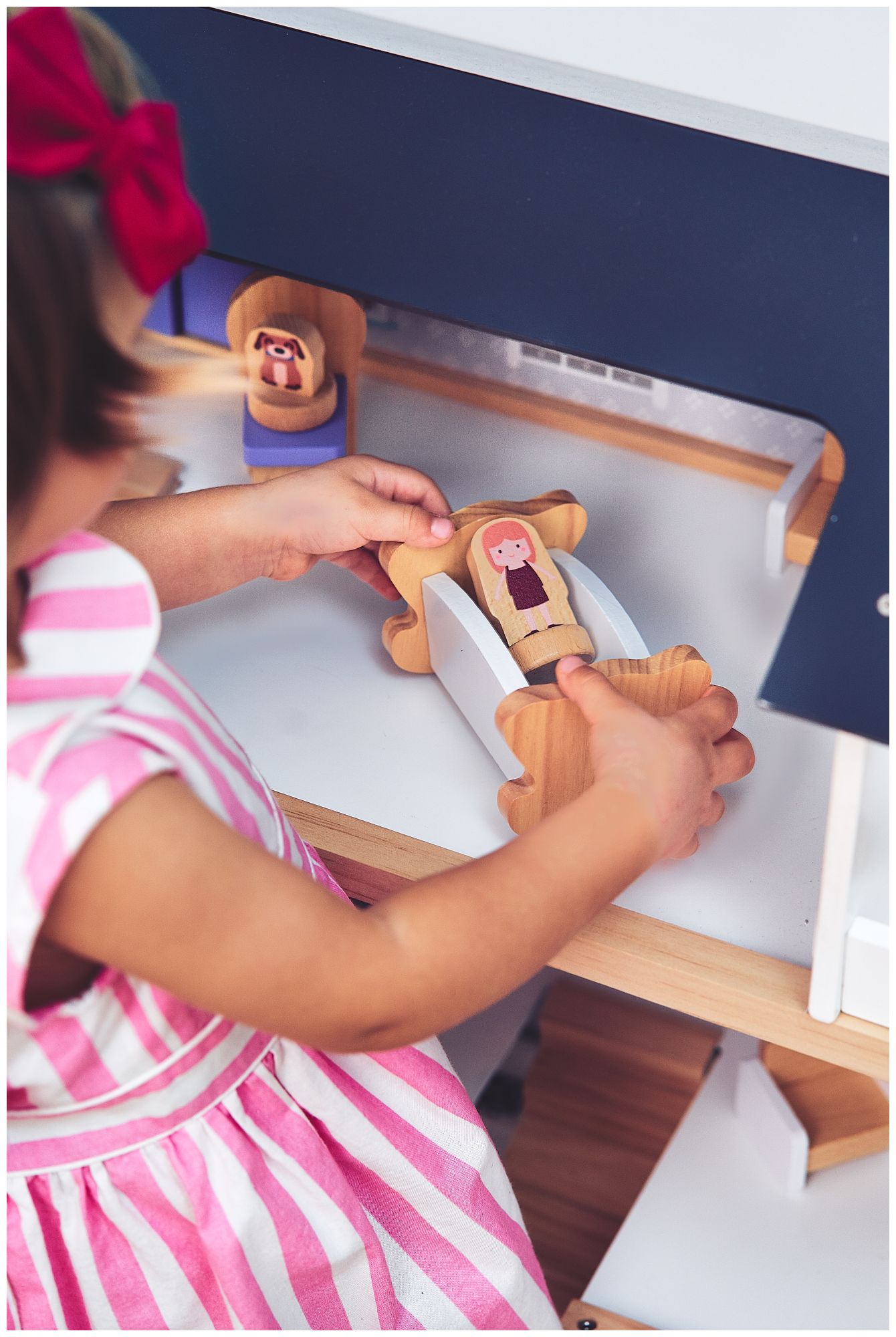 Fehér fa babaház tartozékokkal 18 db.