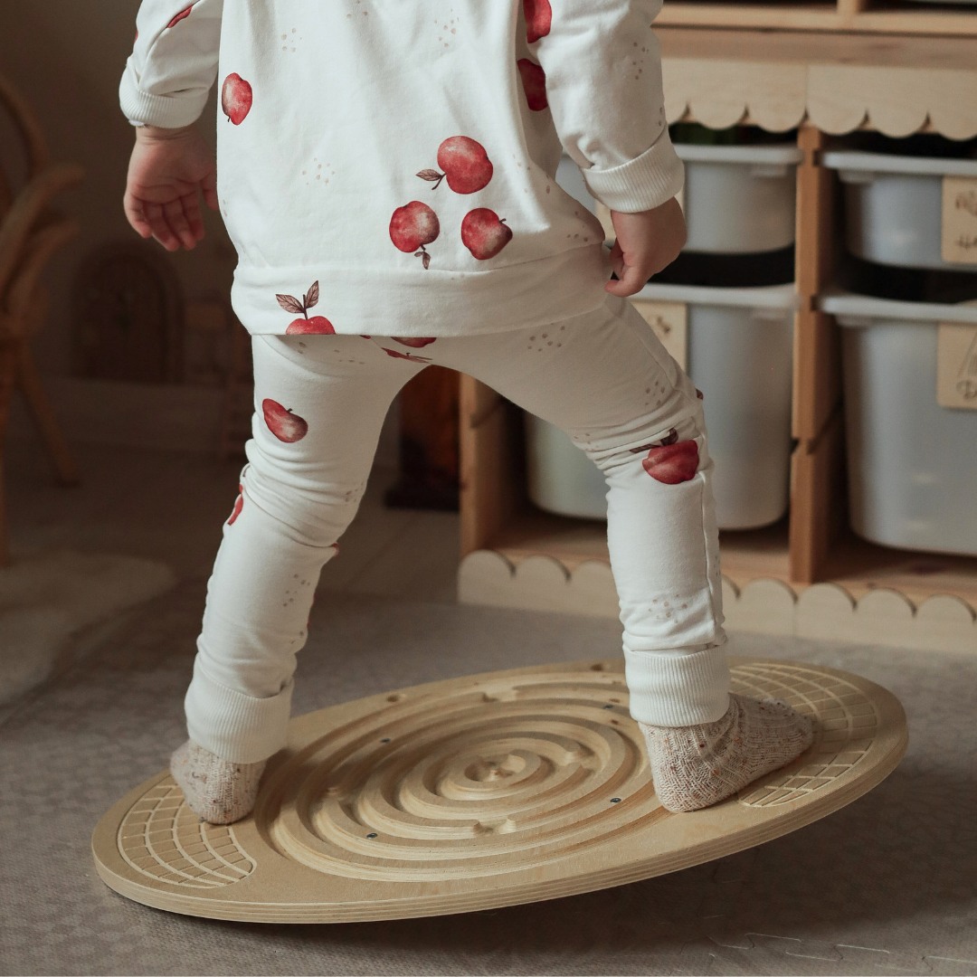 Fából készült egyensúlytábla labirintussal és labdákkal - egyensúlyozó hintaló